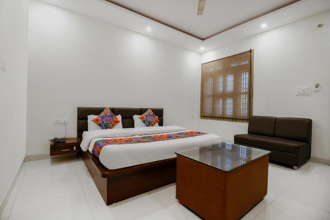 Fabexpress Yuvan Gouharganj Exterior photo